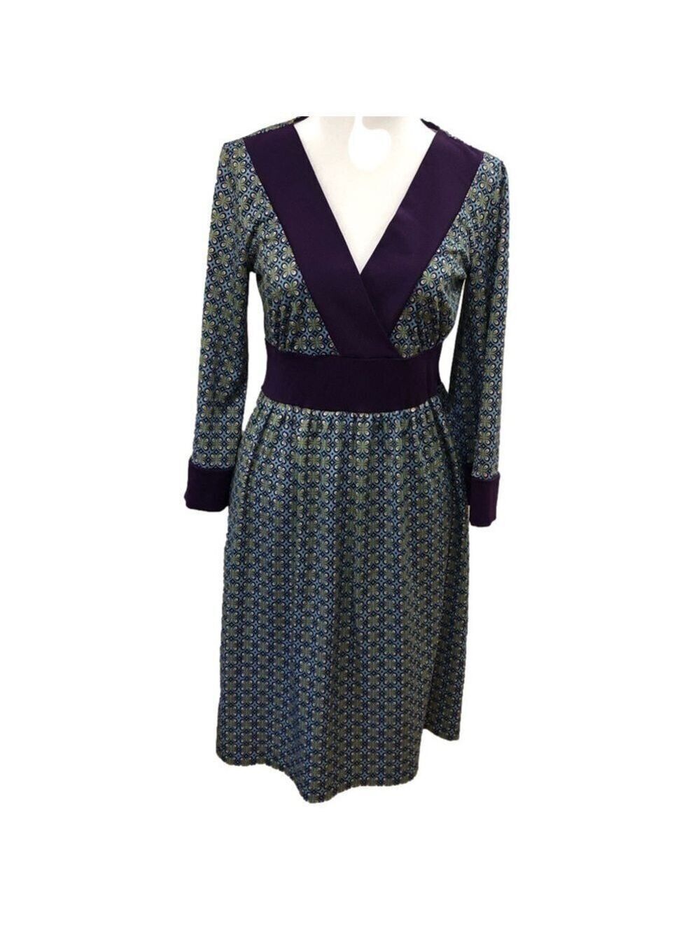 FITTED waist, flared skirt dress with 70’s inspired print. V-neck. Size S